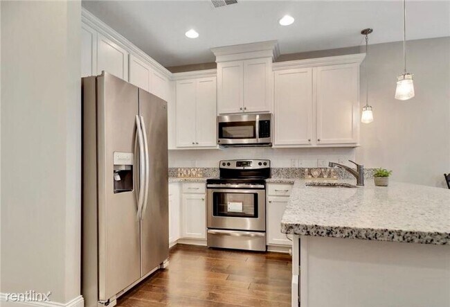 Building Photo - 3 br, 2.5 bath Townhome - 244 Lake Lily Dr