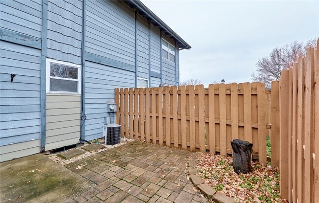 Building Photo - 2402 Savoy Dr