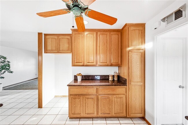 Building Photo - 6682 Alexandria Dr