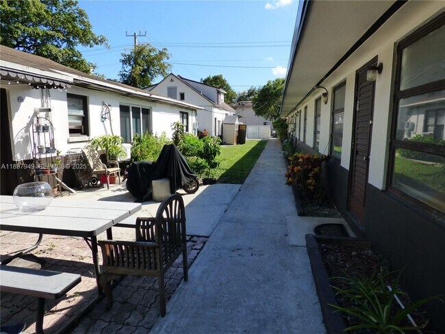 Building Photo - 522 N 19th Ave