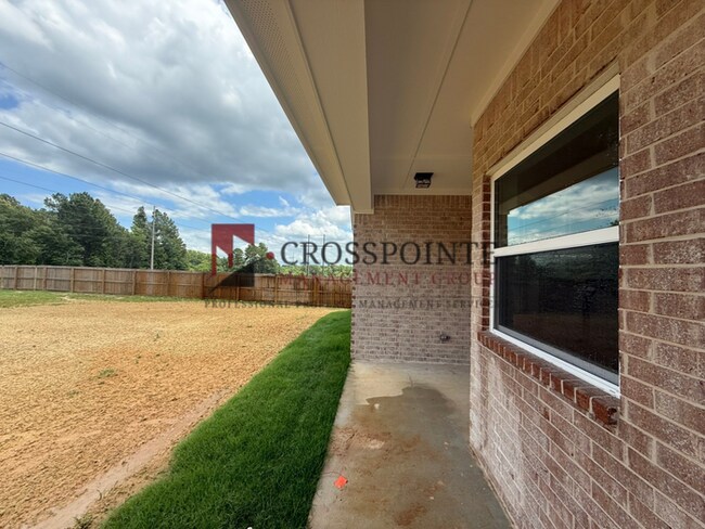 Building Photo - Stunning 3 bedroom 2 bathroom Home!