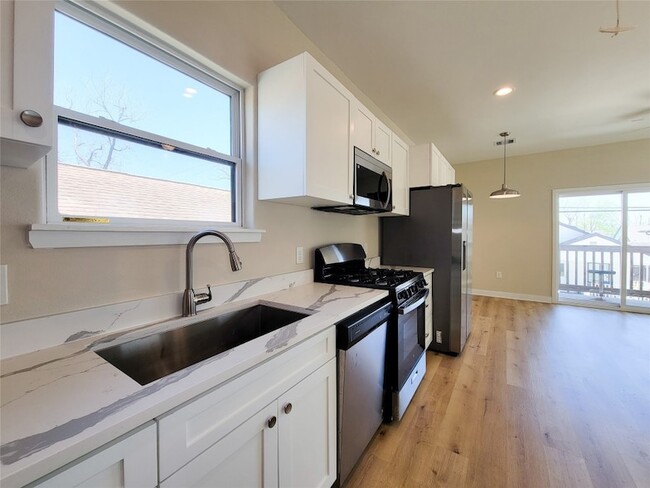 Building Photo - 1903 Mary St