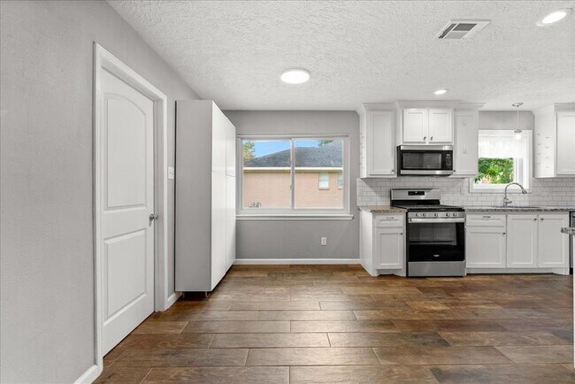 Building Photo - 3319 Meadowcreek Dr