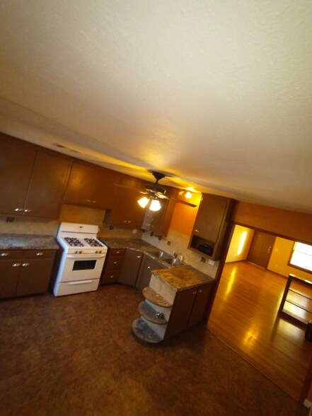 Building Photo - 129 W Lilac Ln