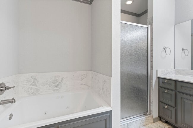 Building Photo - Luxury Living in a Gated Community