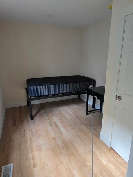 Building Photo - 712 Dewey Ave