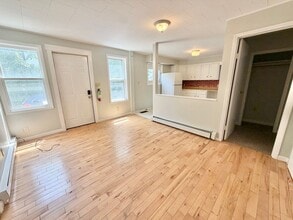 Building Photo - 3 Bedroom Apartment in Burlington VT Available NOW! OFF STREET PARKING, LAUNDRY, HEAT INCLUDED.