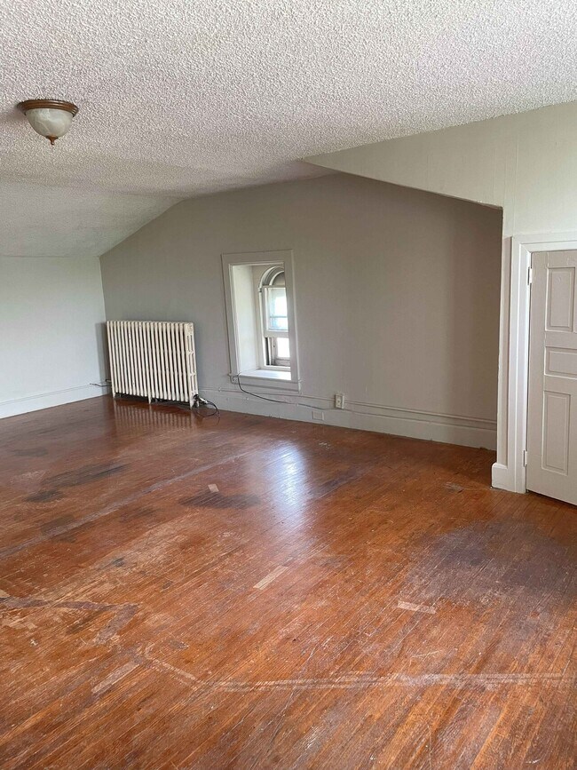 Building Photo - 967 W 4th St