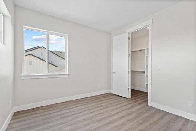 Building Photo - Cozy, Bright, and Spacious Home Nestled in Midway