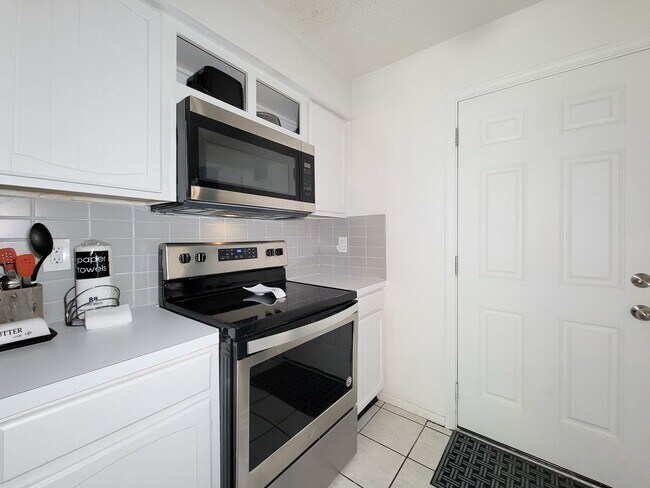 Building Photo - Two bedrooms two 1/2 bath townhome on Galv...