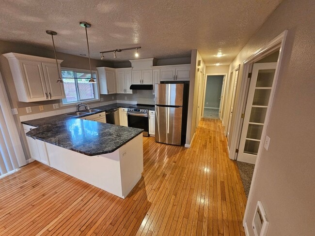 Building Photo - 475 Madrona Ave S