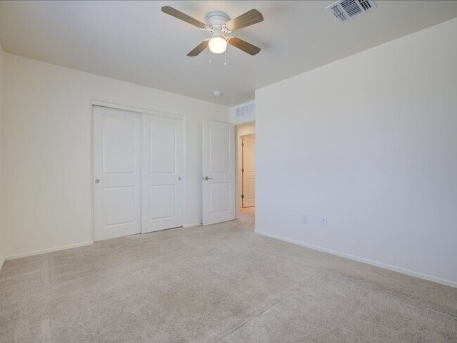 Building Photo - 3 Bedroom 2.5 Bathroom