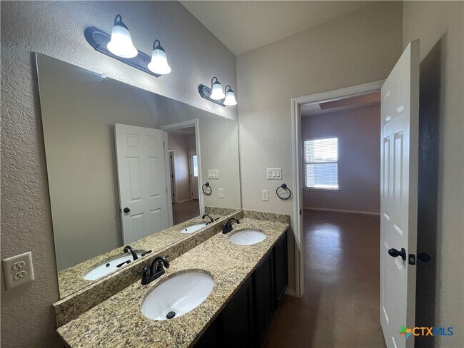 Building Photo - 758 Saengerhalle Rd