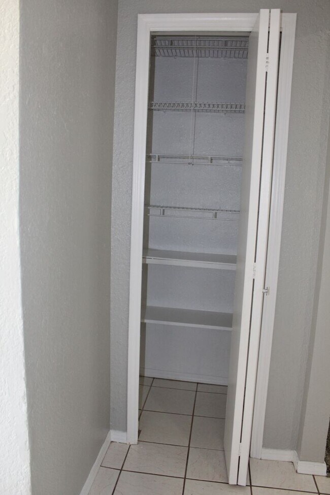 Building Photo - 3 bed 2 bath