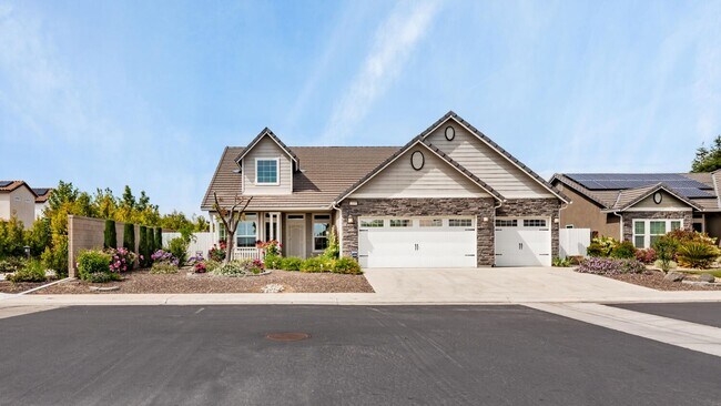 Primary Photo - Amazing 3 Bedroom+Flex Room/2 Bath/3 Car G...