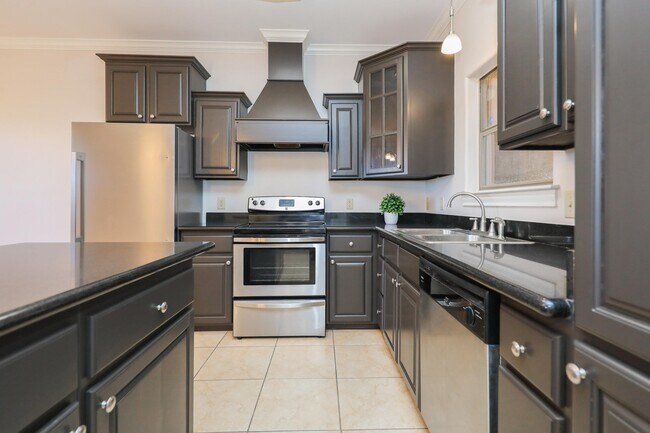 Building Photo - 707 St James Dr