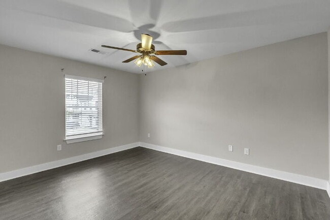 Building Photo - Modern 2BD, 2.5BA Townhouse with Large Loft in Travelers Rest