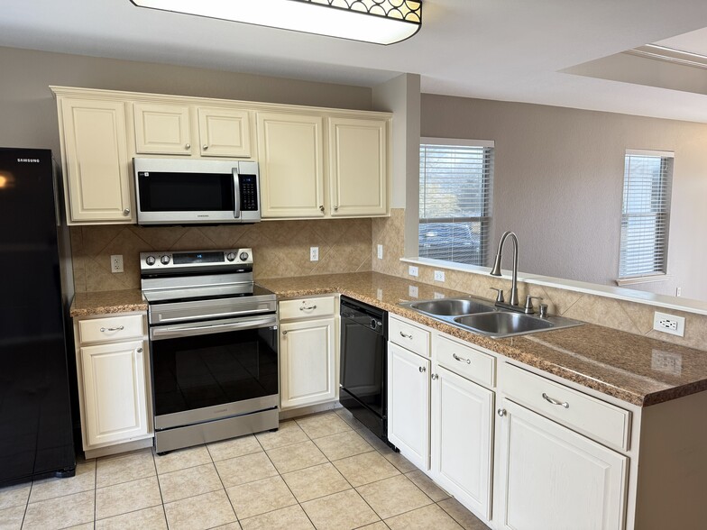 Kitchen - 216 Pullman Place Blvd