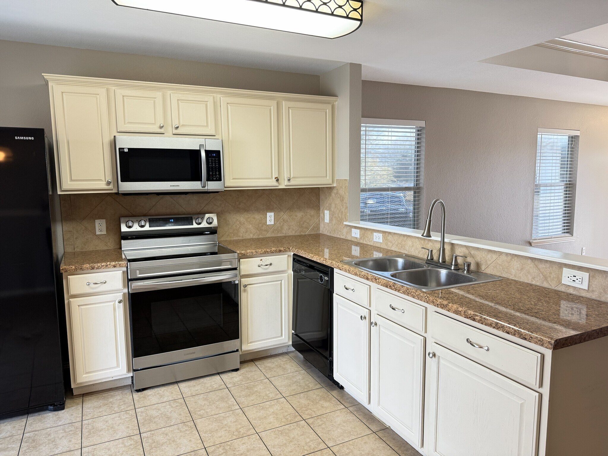 Kitchen - 216 Pullman Place Blvd