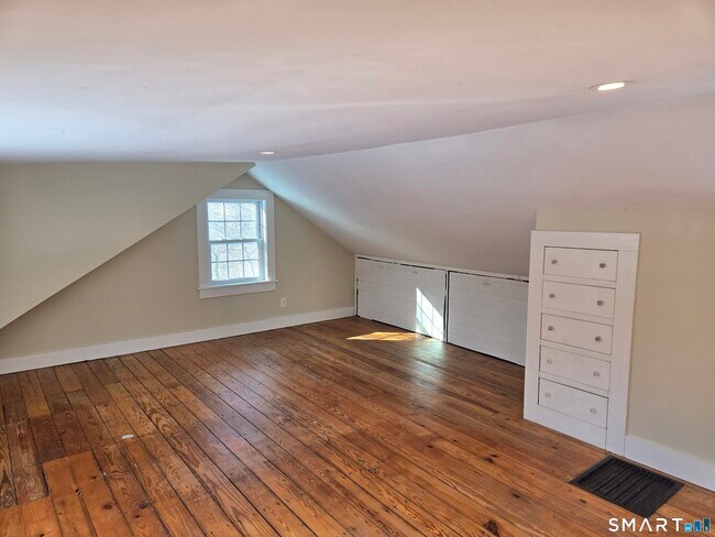 Building Photo - 623 Elm St