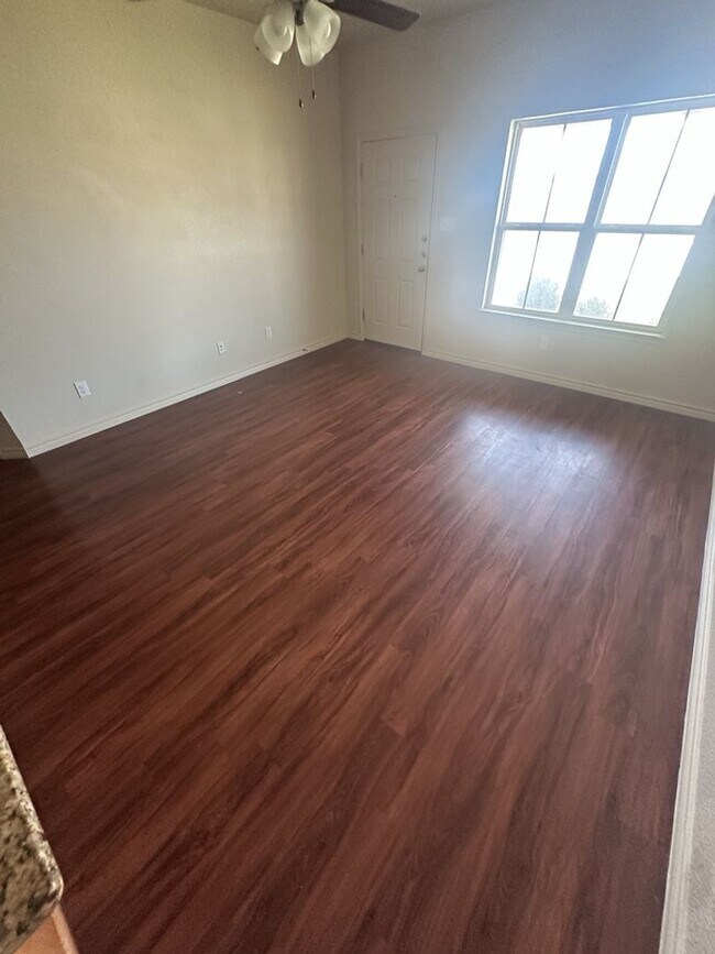 Building Photo - AVAILABLE NOW! (SECTION 8 ACCEPTED)