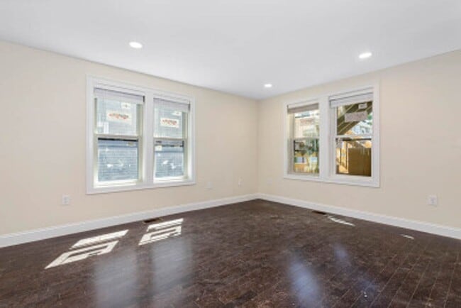Building Photo - TUFTS 5 bed 5.5 bath - Available 6/1