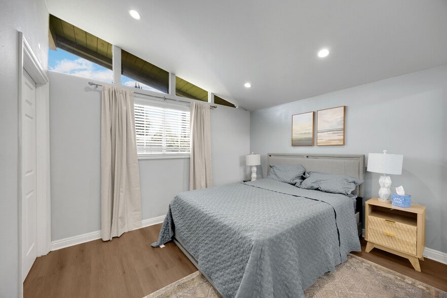 Building Photo - 1048 N Hermosa Dr