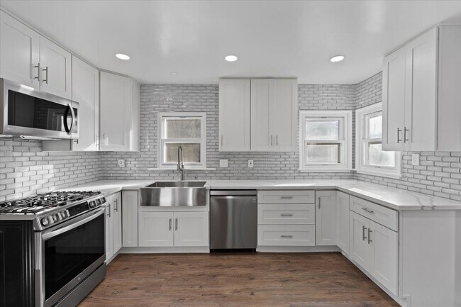 Building Photo - 336 W Hillcrest Blvd