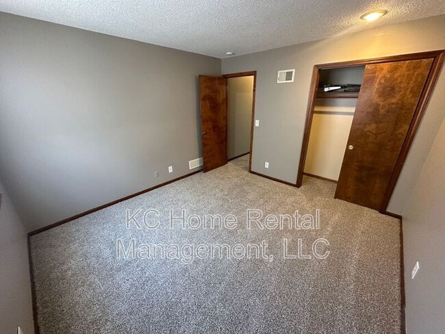Building Photo - 10037 W 86th Terrace