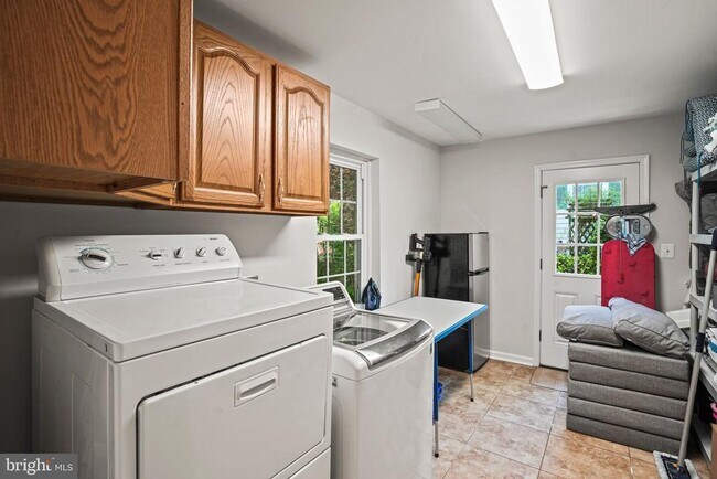 Building Photo - 6117 Larstan Dr