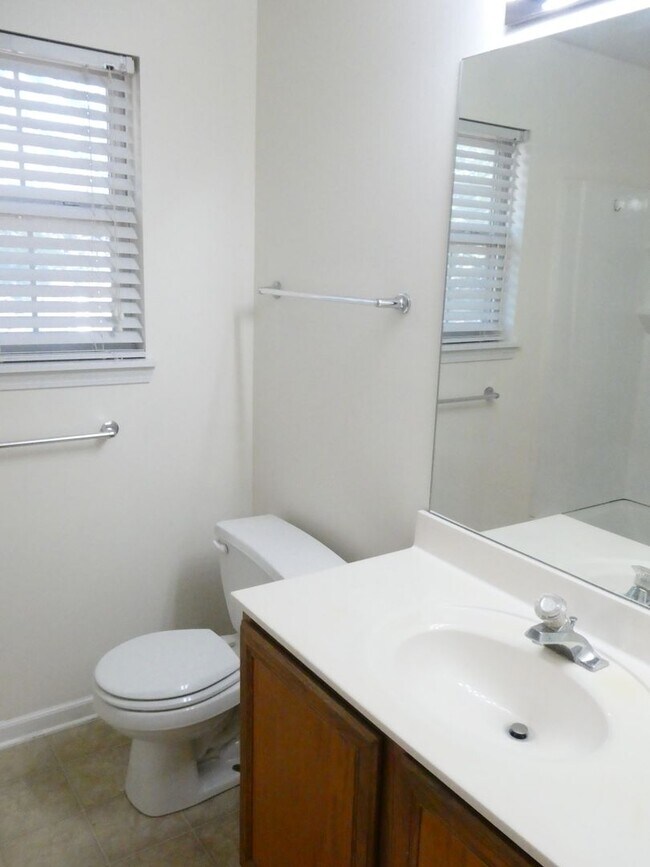Building Photo - 3 Bed, 2 Bath Home; off Creasy Springs Rd