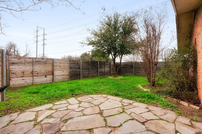 Building Photo - **Remodeled 2/1 Duplex in Southeast Austin – Modern Style, Open Layout, and Prime Location!**