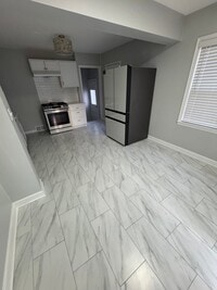 Building Photo - 2215 Kingsbury Ave