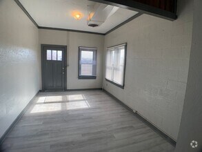Building Photo - Trendy 2 Bedroom, Downtown Moore