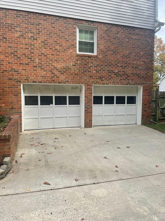 Building Photo - Spacious 4 Bedroom near Guilford College