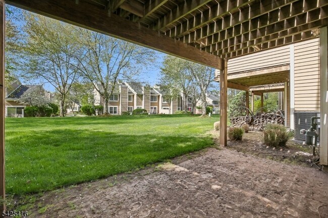 Building Photo - 14 Exeter Rd