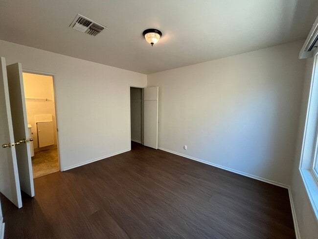 Building Photo - Arleta 3+2 w/walk-in closet, backyard + 2 ...
