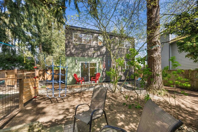 Building Photo - 11520 Roosevelt Way NE