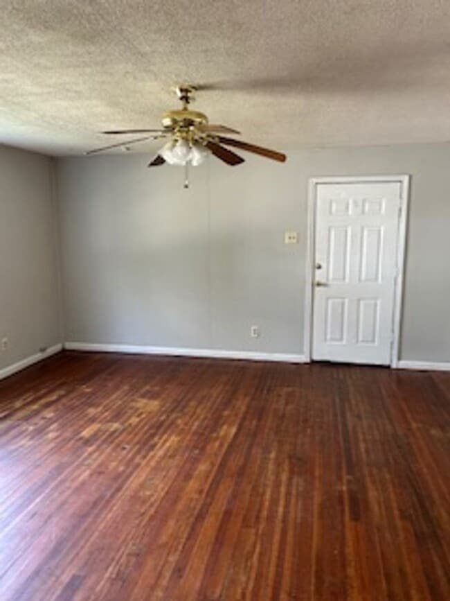 Building Photo - 68 Maple St