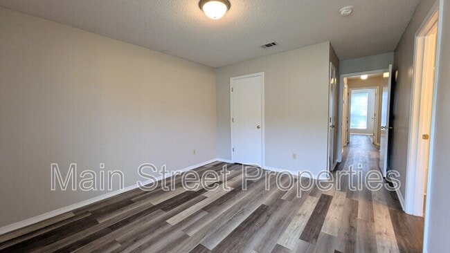 Building Photo - 424 Pine Crescent Way