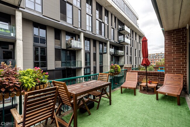 Building Photo - 843 W Monroe St