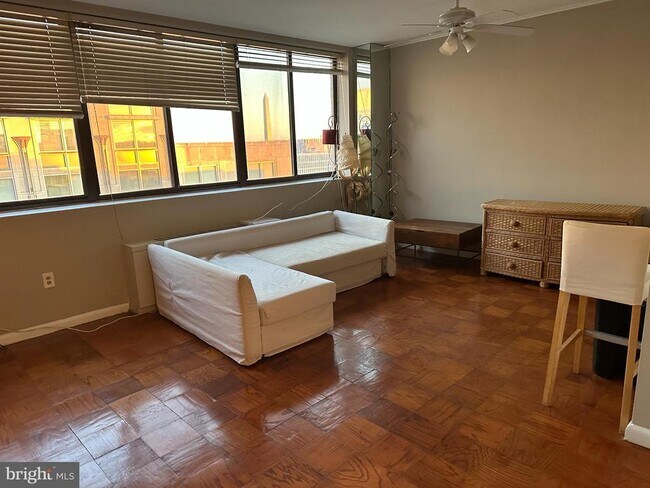 Building Photo - 522 21st St NW