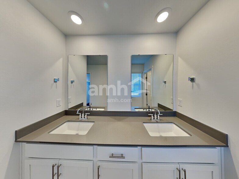 Building Photo - 4826 86th Ave NE