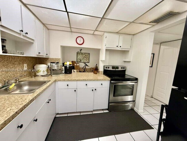 Building Photo - 303 NE 187th St