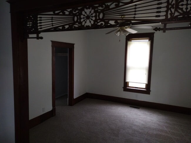 Building Photo - MAIN FLOOR LARGE APARTMENT