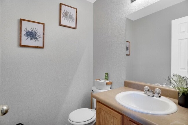 Building Photo - 2205 Meadowlark Ln