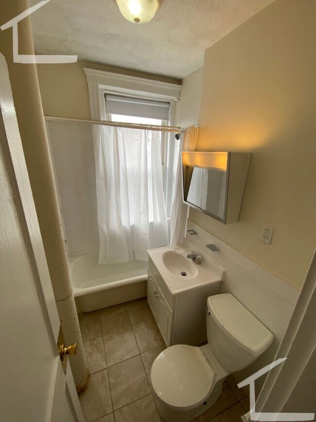 Building Photo - 1BD + HEAT & HW * BRIGHTON *