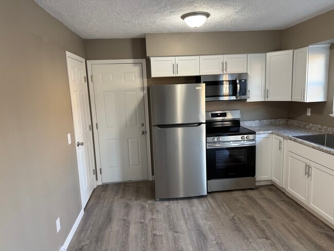 Building Photo - 1881 Lakeview Dr