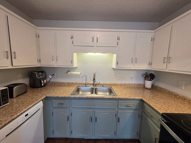 Building Photo - Welcome to Your Dream Retreat!