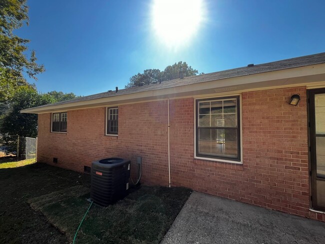 Building Photo - Welcome to this spacious 3-bedroom, 2-bath...